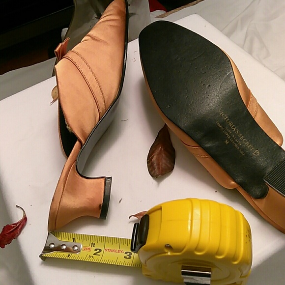 Victoria's Secrets ladies slip on satin finish sho - Picture 4 of 7
